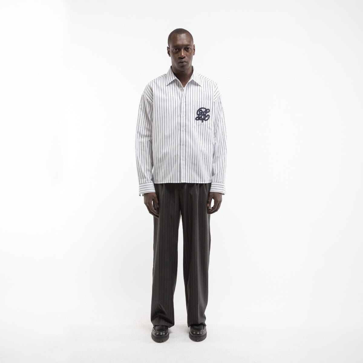 Reternity gestreiftes Hemd in Weiß Navy, Model in Ganzkörperansicht von vorne