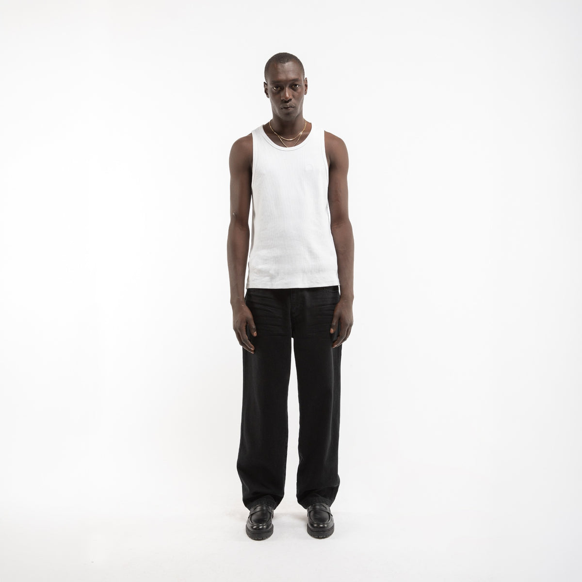 Reternity Jeans in Schwarz, Model von vorne in ganzer Figur