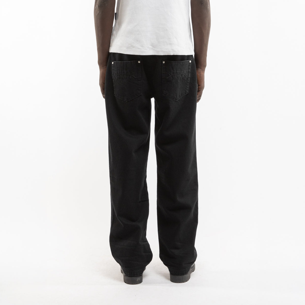 Reternity Jeans in Schwarz, Model von hinten