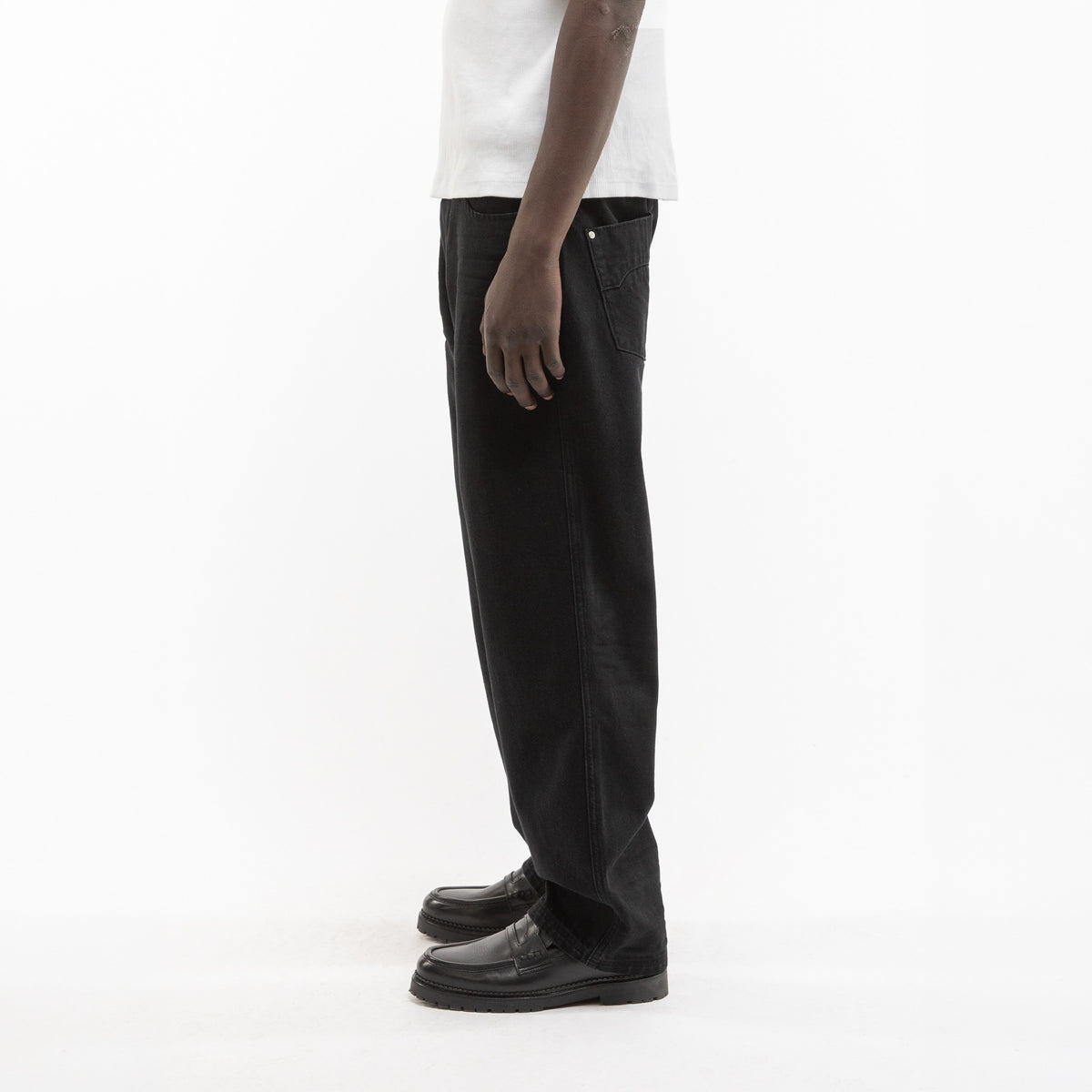 Reternity Jeans in Schwarz, Model seitlich