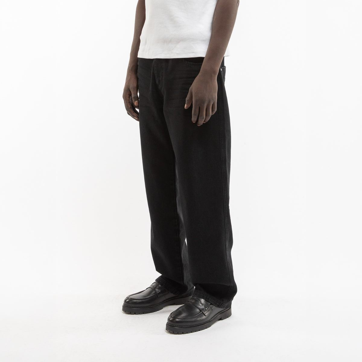Reternity Jeans in Schwarz, Model schräg von der Seite