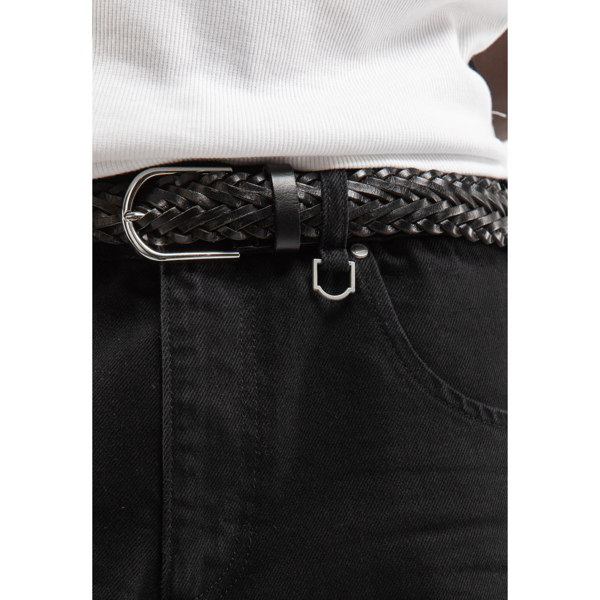 Reternity Jeans in Schwarz, Detail des Bundes mit geflochtenem Gürtel