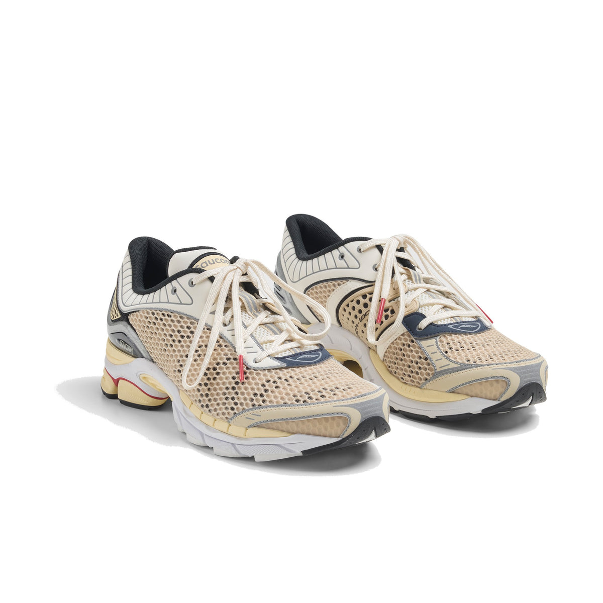 Saucony ProGrid Paramount in Creme Beige, Paar schräg von vorne