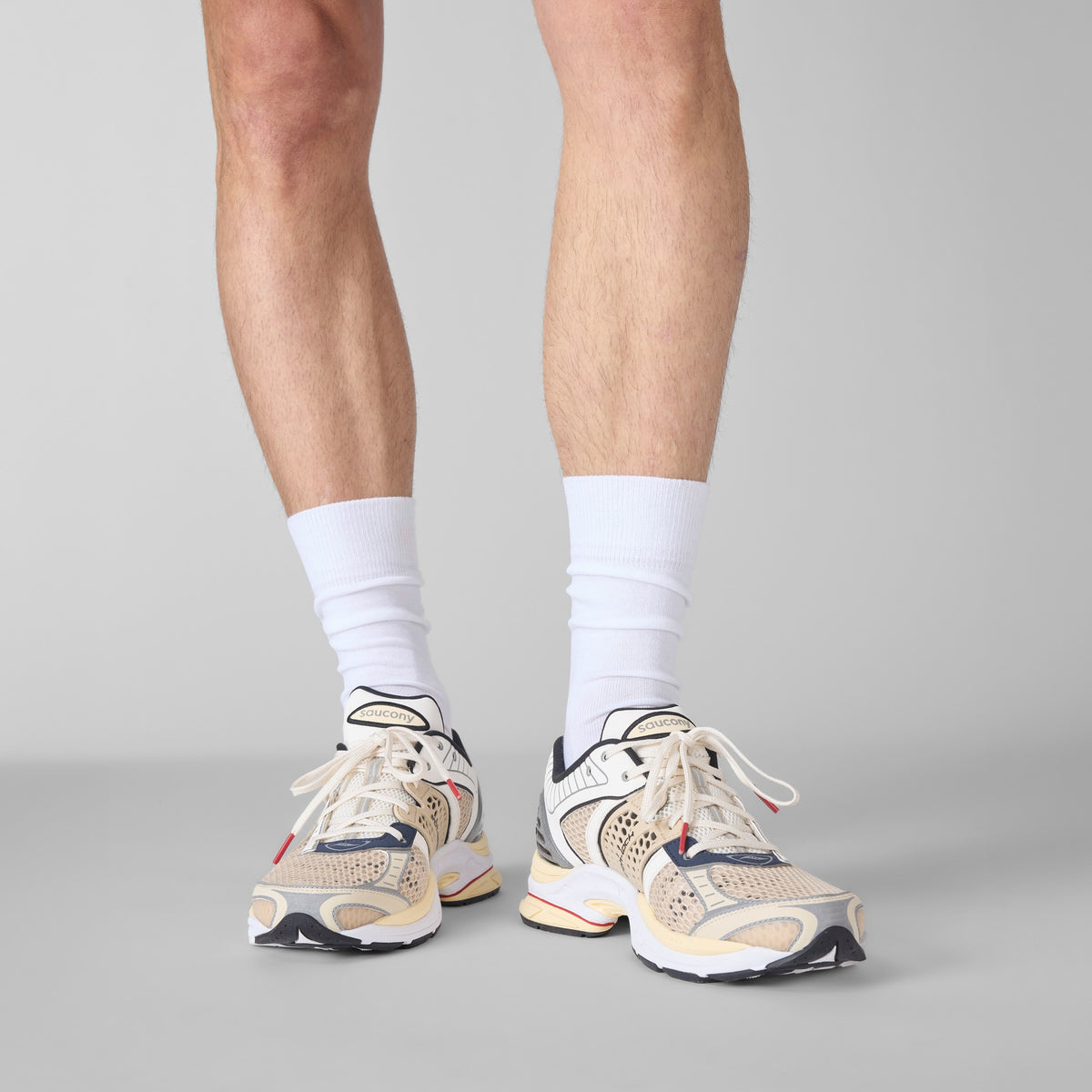 Saucony ProGrid Paramount in Creme Beige an beiden Füßen getragen