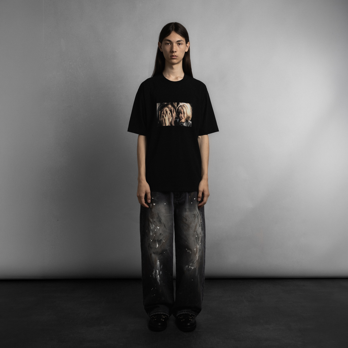 SCRT Diane T-Shirt in Schwarz, Model frontal vor grauem Studiohintergrund