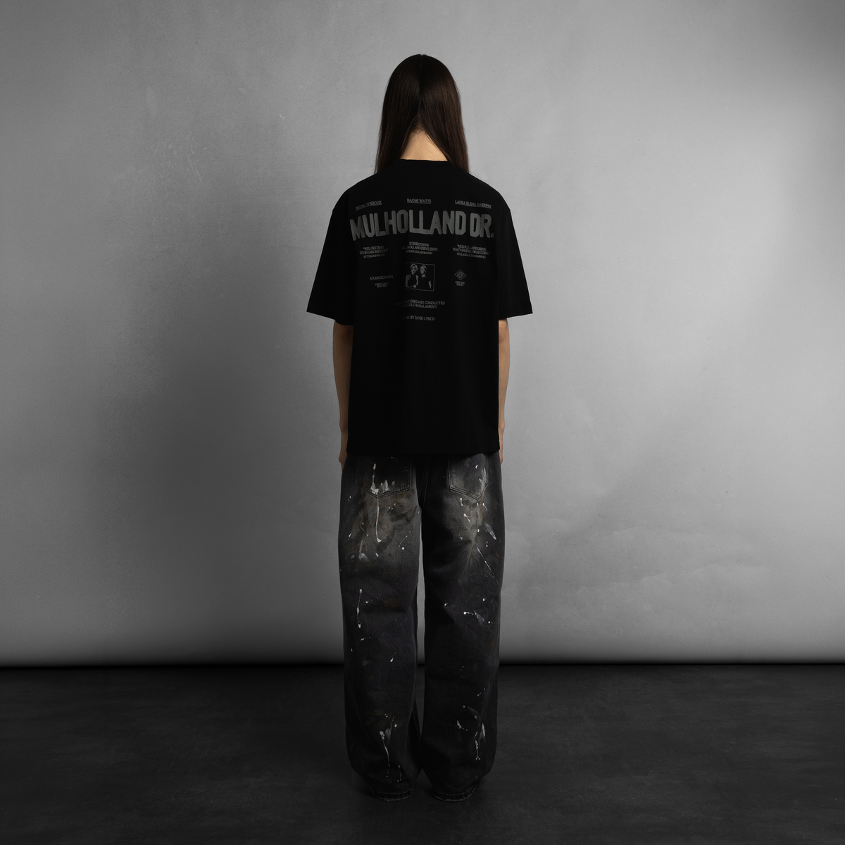 SCRT Diane T-Shirt in Schwarz, Model von hinten mit Rückenprint