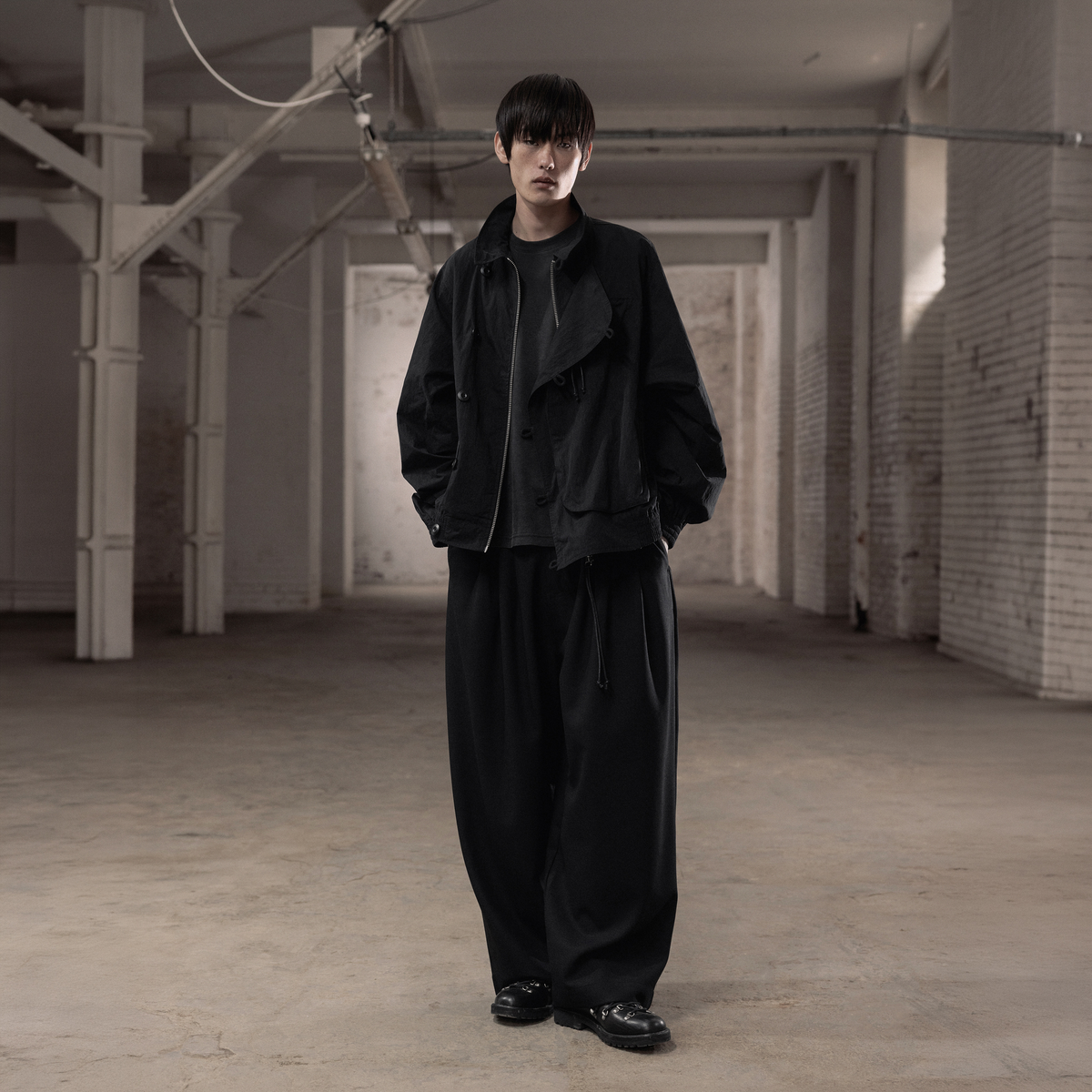 SCRT Distorted Blouson Jacke in Schwarz, Model in Ganzkörperansicht von vorne