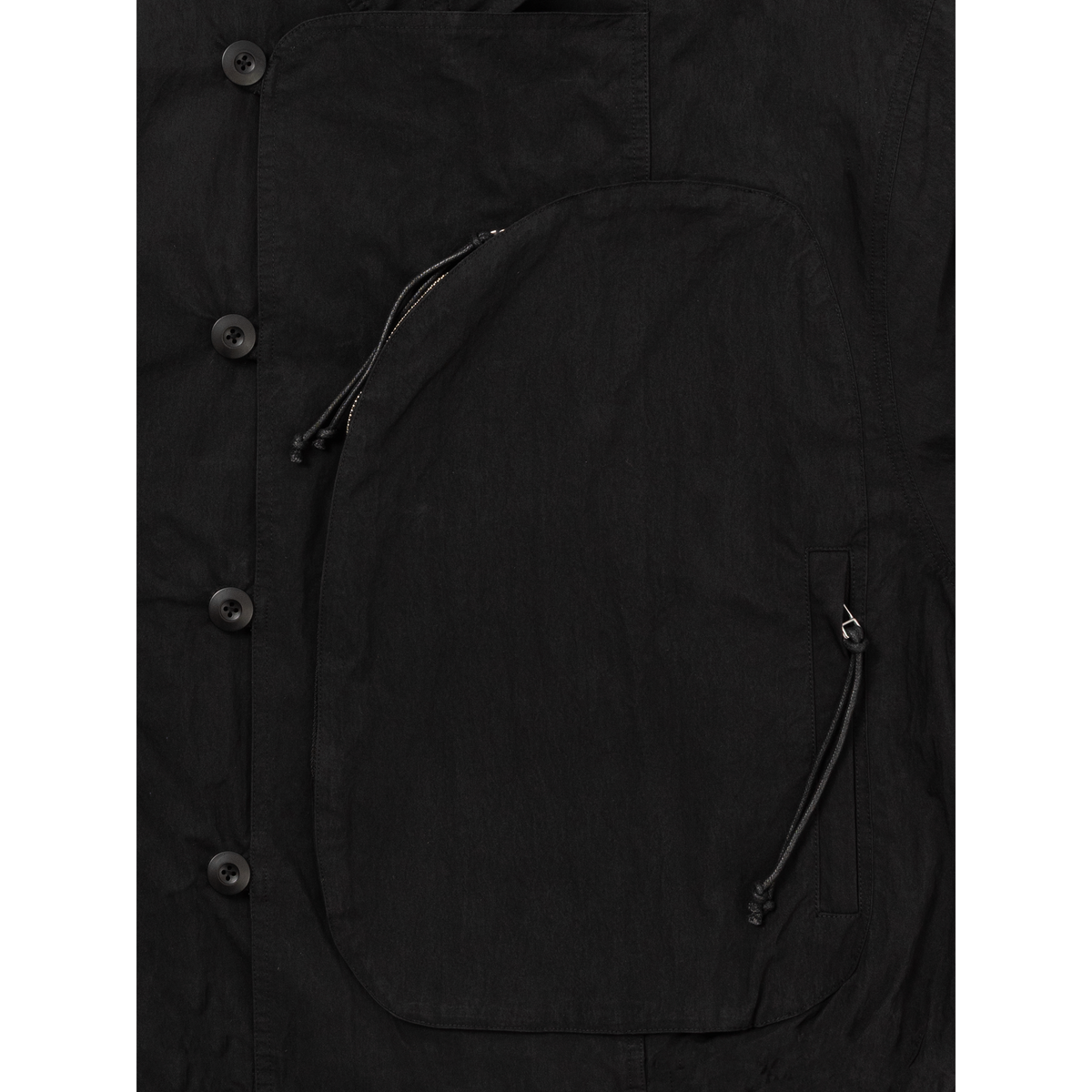 SCRT Distorted Blouson Jacke in Schwarz, Detail der geschwungenen Zipptasche