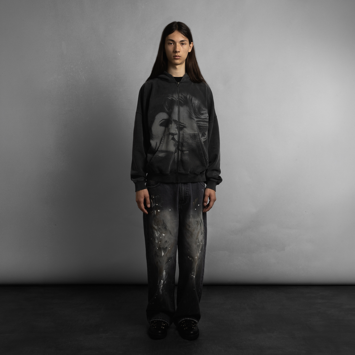 SCRT Envy Zip Hoodie in Schwarz, Model von vorne mit offener Kapuze