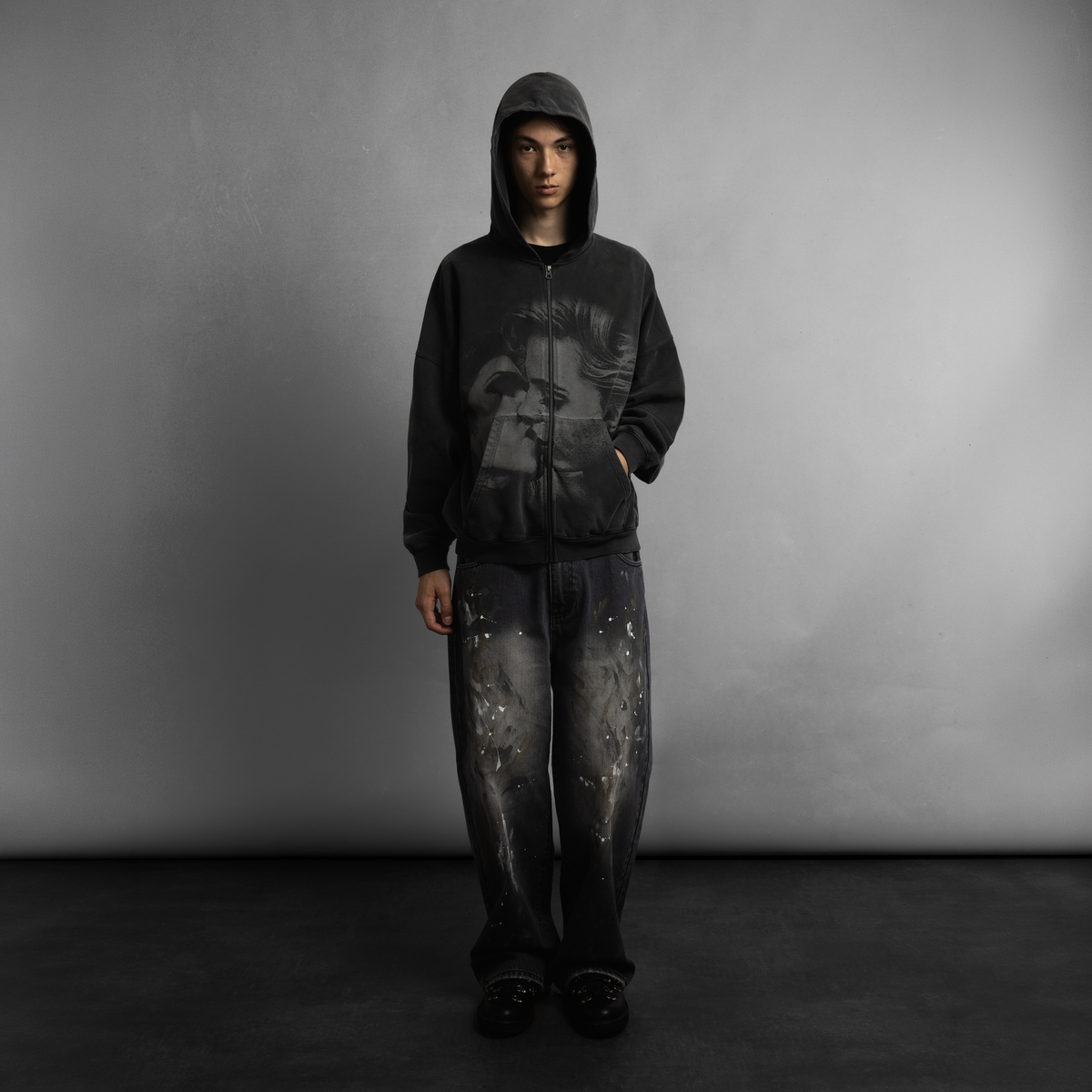 SCRT Envy Zip Hoodie in Schwarz, Model von vorne mit Kapuze, Blick in die Kamera