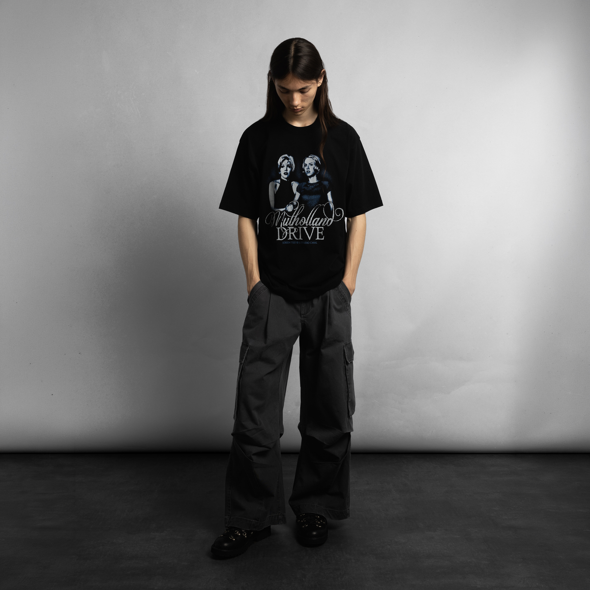 SCRT Mulholland Drive T-Shirt in Schwarz, Model frontal in Lifestyle-Pose