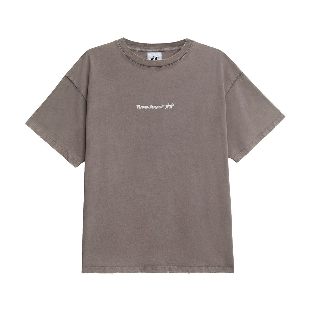 TwoJeys Icon Tee in Braun, Vorderseite mit Brustprint
