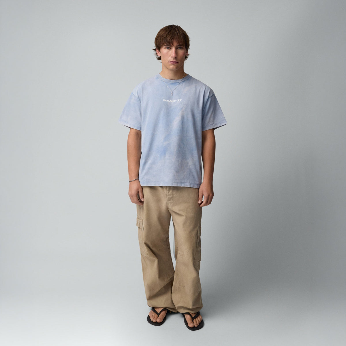 TwoJeys Icon Tee in Hellblau, Model von vorne