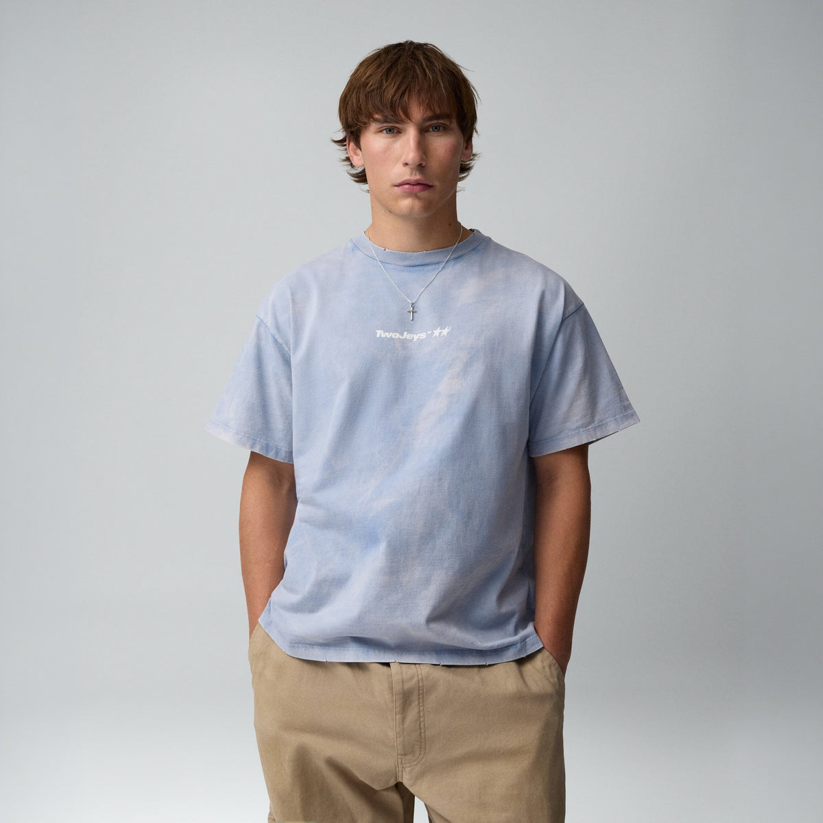 TwoJeys Icon Tee in Hellblau, Model frontal in Nahaufnahme