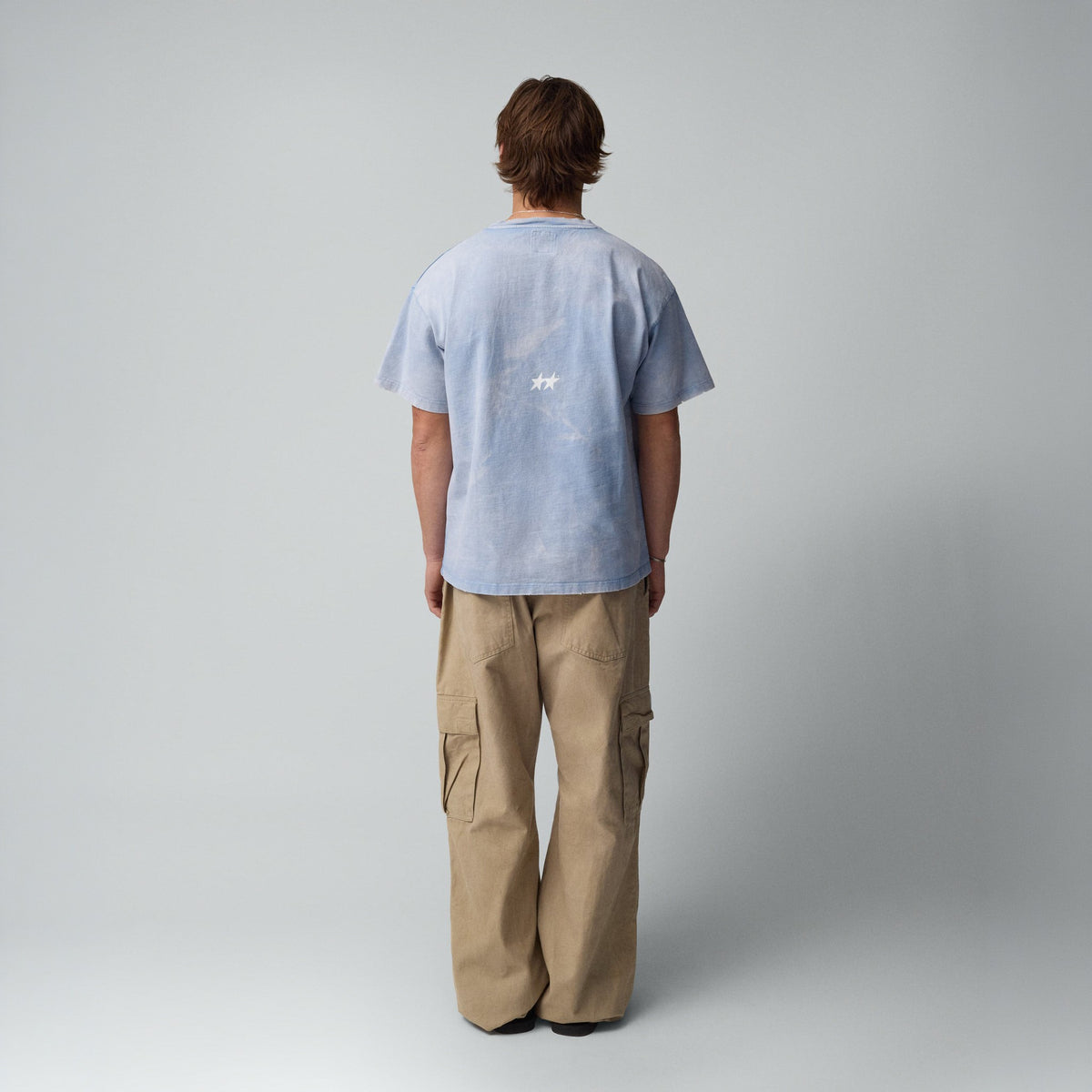 TwoJeys Icon Tee in Hellblau, Model von hinten