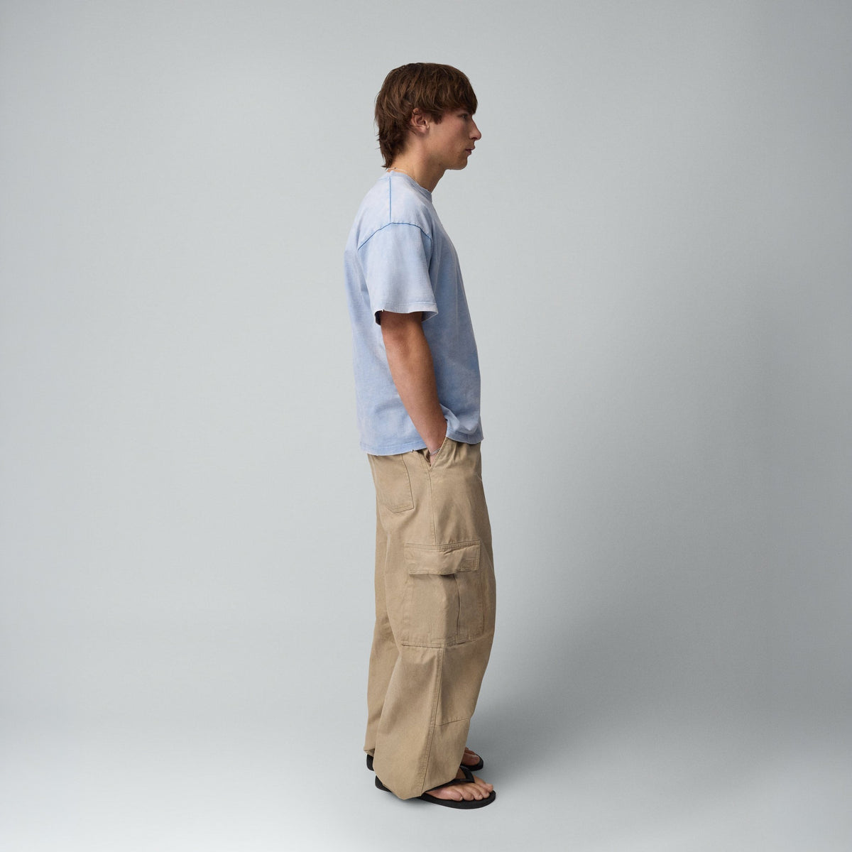 TwoJeys Icon Tee in Hellblau, Model seitlich