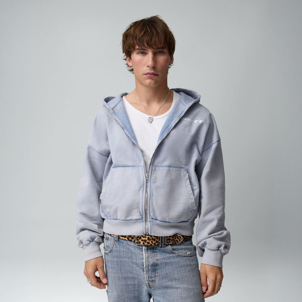 TwoJeys Icon Zip Hoodie in Hellblau, Oberkörper des Models von vorne