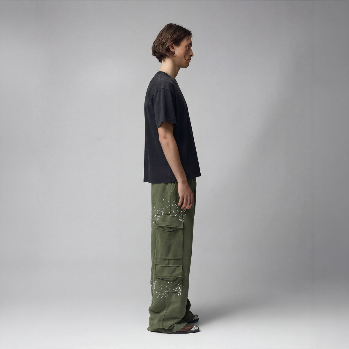 TwoJeys Sterling Tee in Schwarz, Model seitlich