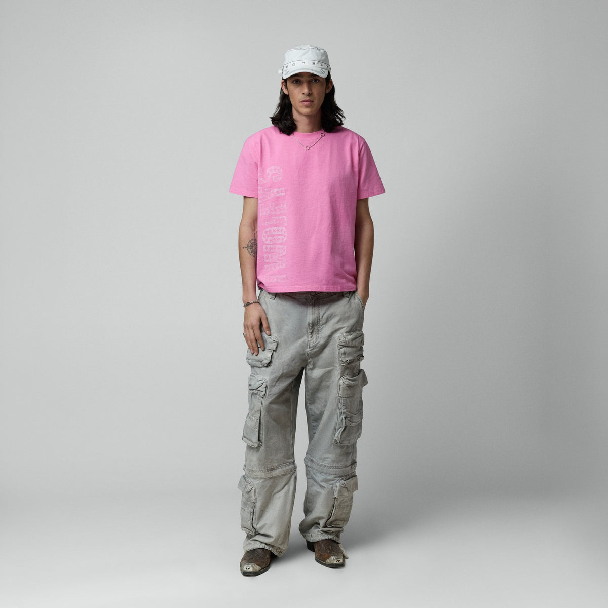 TwoJeys 02 Tee in Pink, Model von vorne