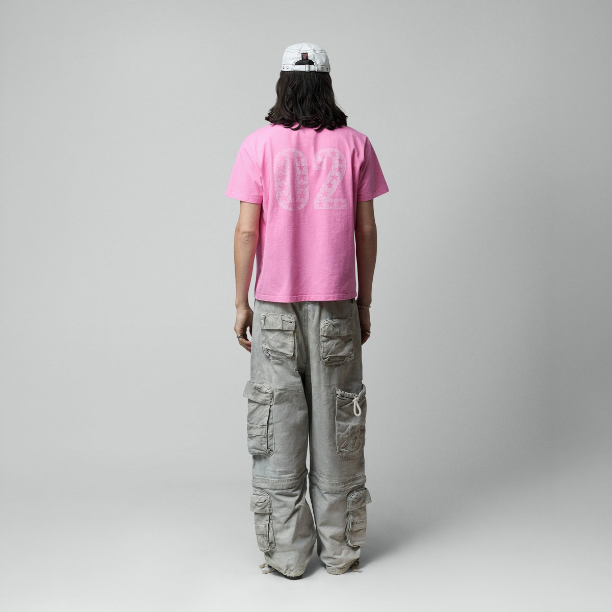 TwoJeys 02 Tee in Pink, Model von hinten