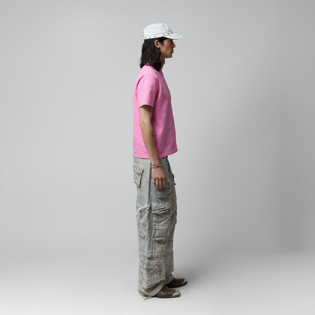 TwoJeys 02 Tee in Pink, Model im Profil