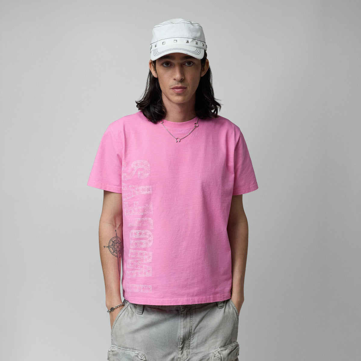 TwoJeys 02 Tee in Pink, Nahaufnahme am Model von vorne