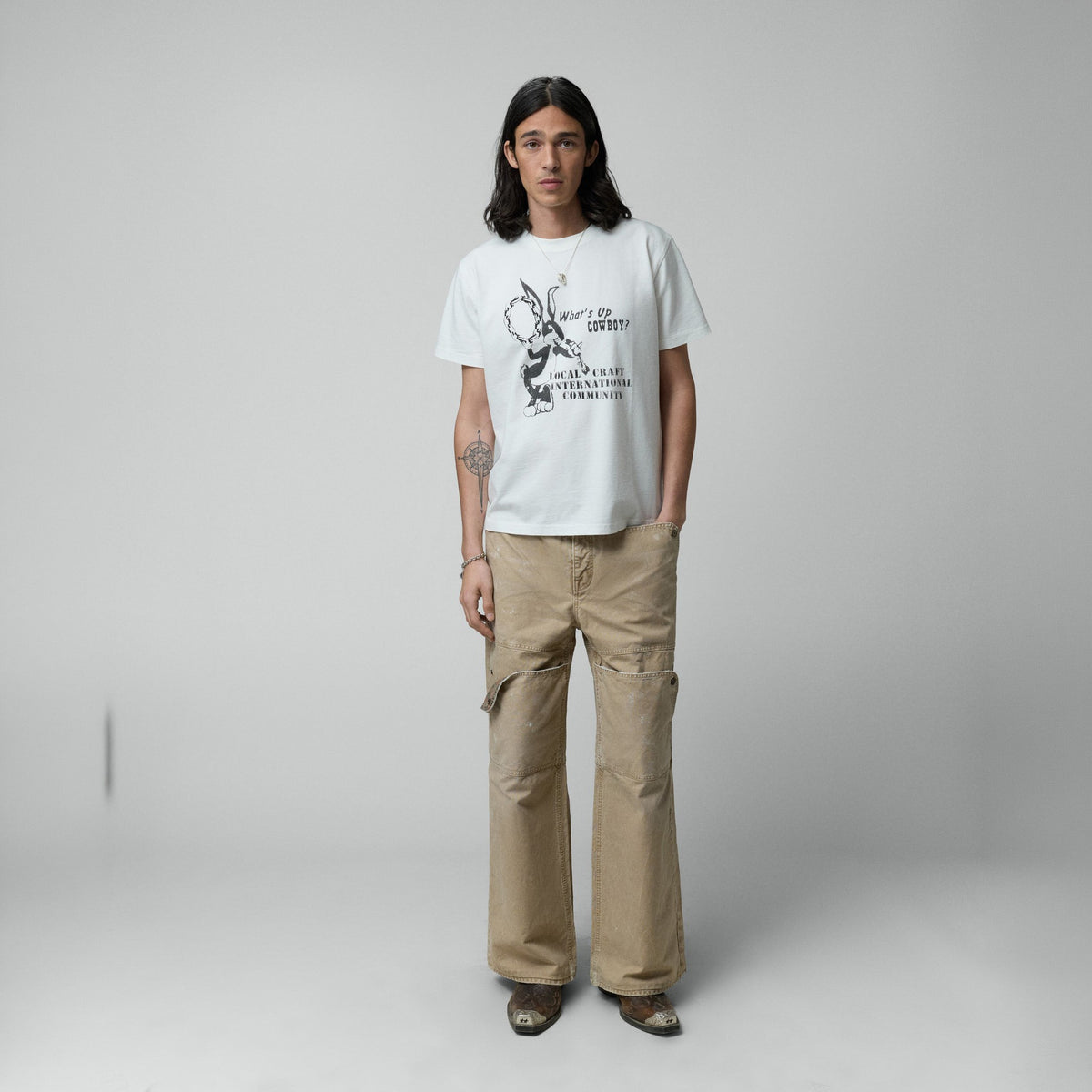 TwoJeys Local Craft Tee in Weiß, Model von vorne in ganzer Figur